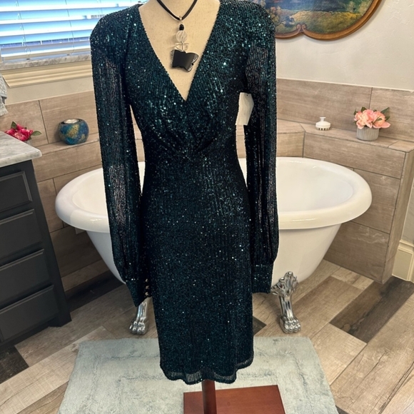 NWT leena Mac Duggal Emerald Sequin Green Dress With Long Sleeves Gold Buttons 6 - Picture 9 of 10